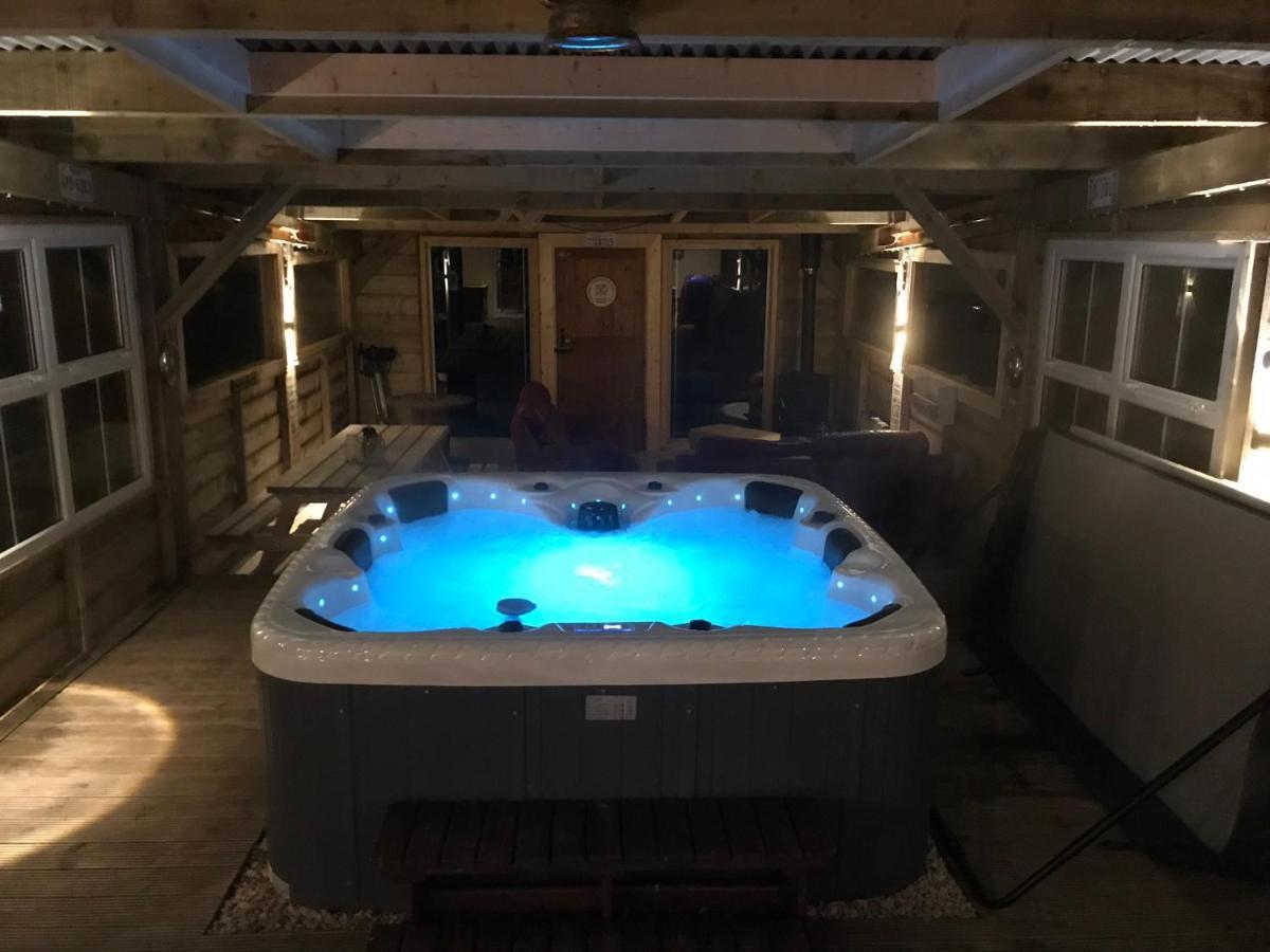 Sleeps 12 Hot Tub Sauna Cinema Pets Welcome Енніскіллен Екстер'єр фото